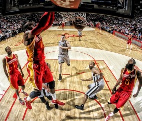 开云下载-蓝鹰展翅博斯普鲁斯，莱奥关键战不手软，拉齐奥书写欧战唯一性