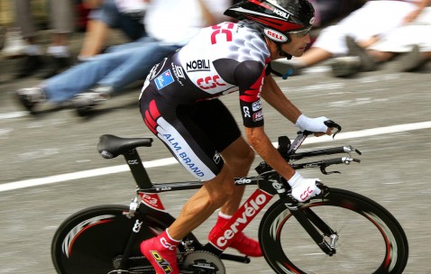 开云体育官方网站-赛道上的心跳，范弗利特在F1街道赛之夜的关键回合