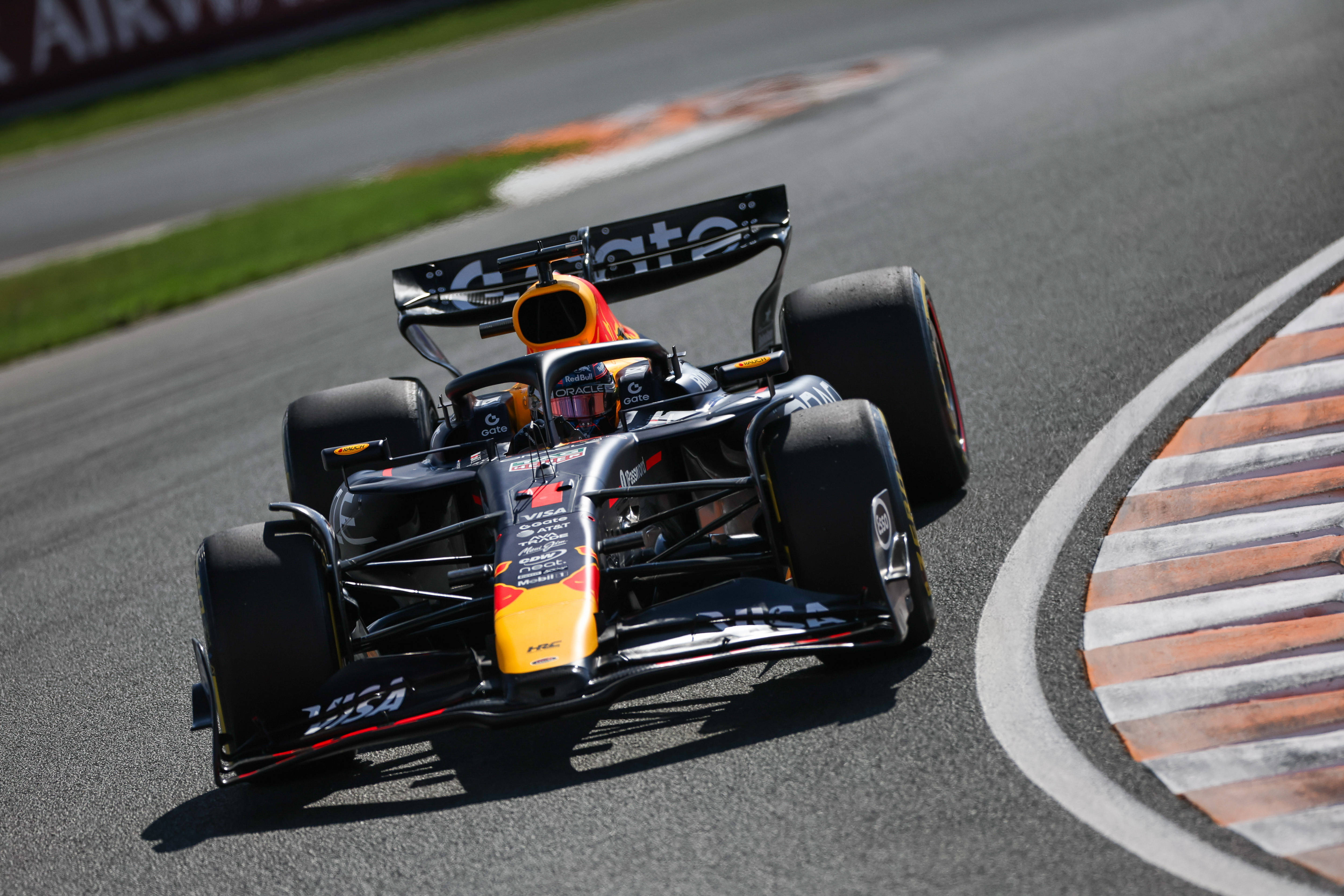 迈凯伦险胜红牛二队，皮亚斯特里扛起全队