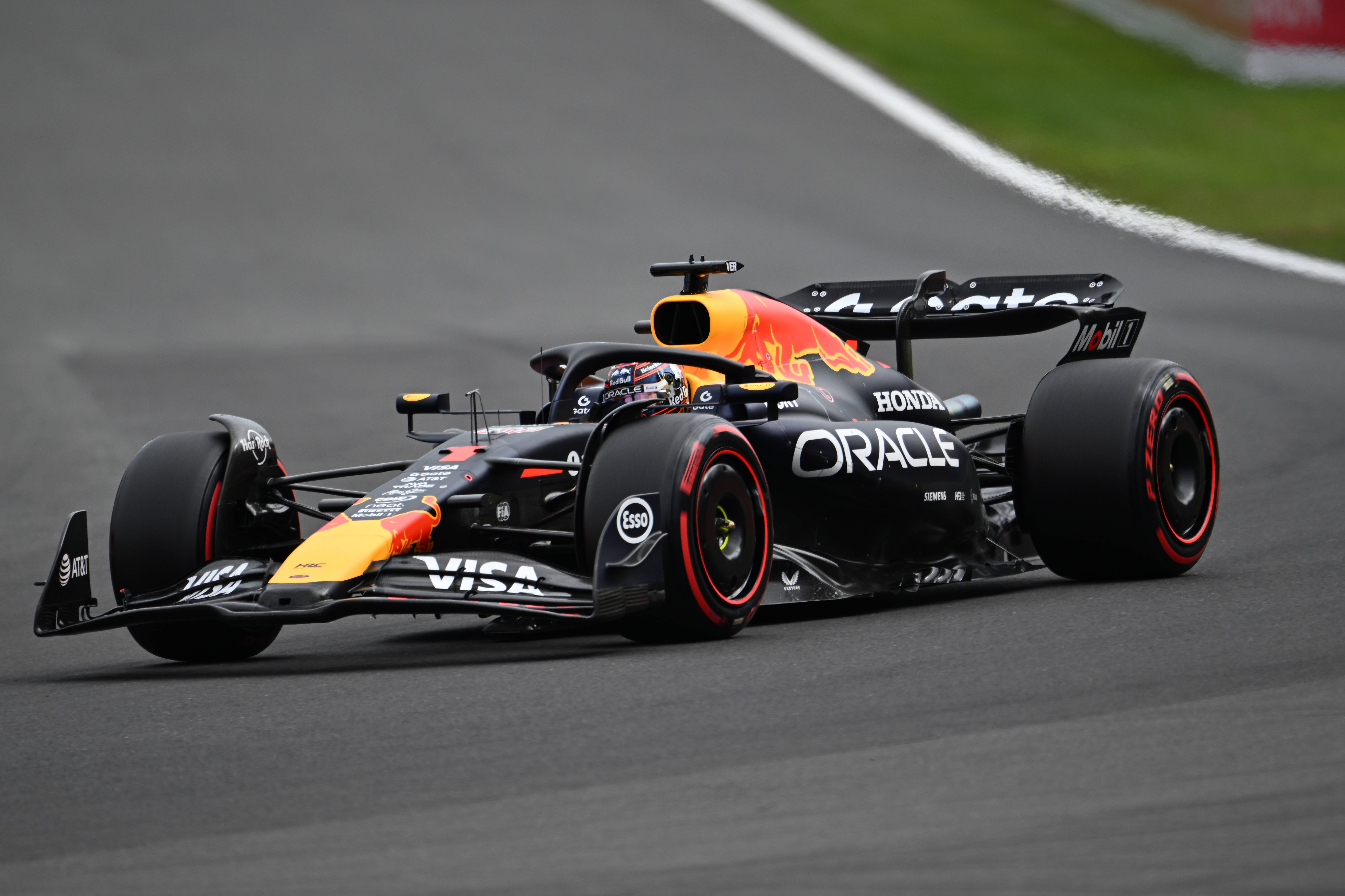 红牛车队险胜迈凯伦，勒克莱尔刷新纪录