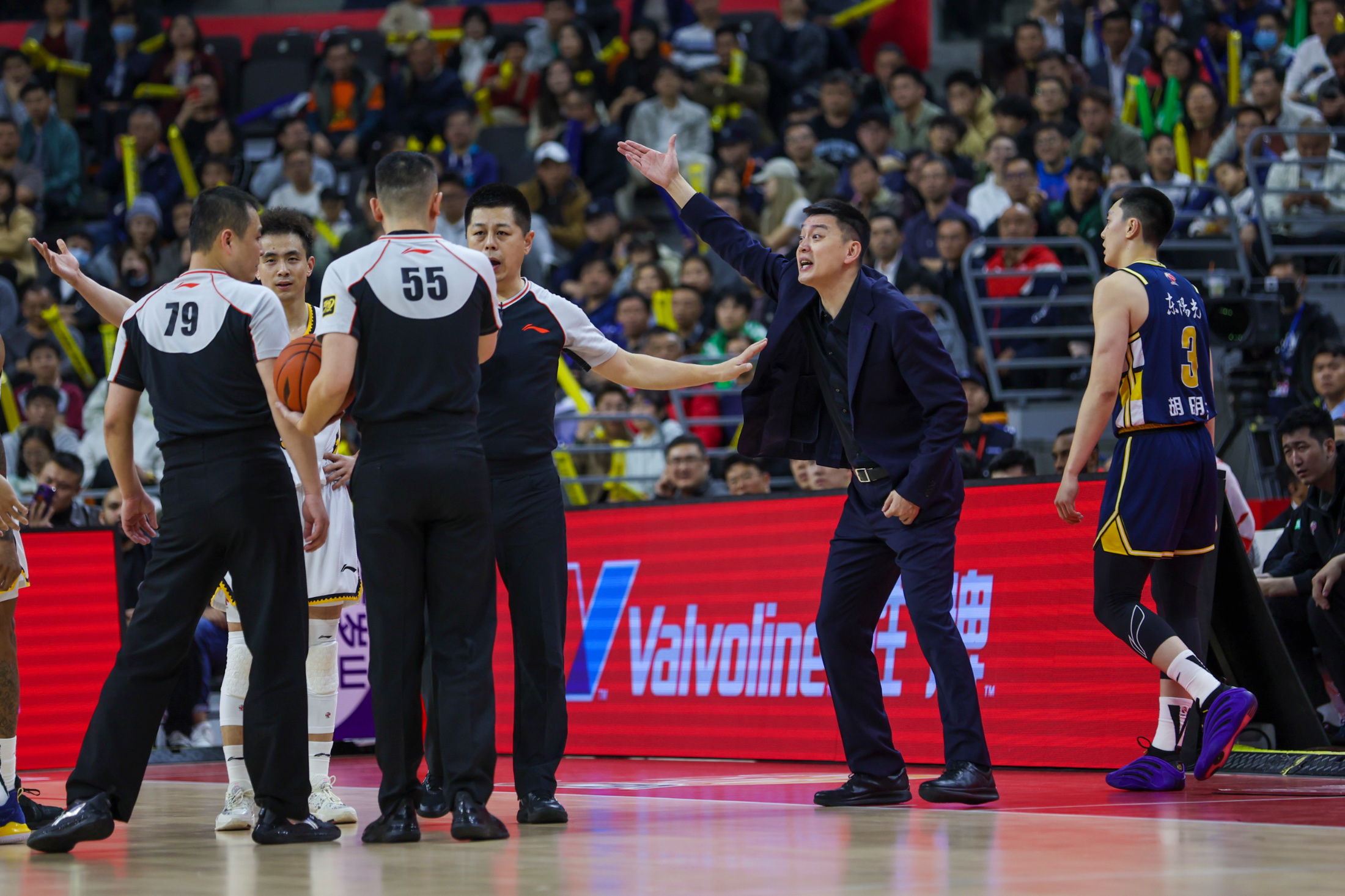 国王轻取辽宁队，字母哥扛起全队