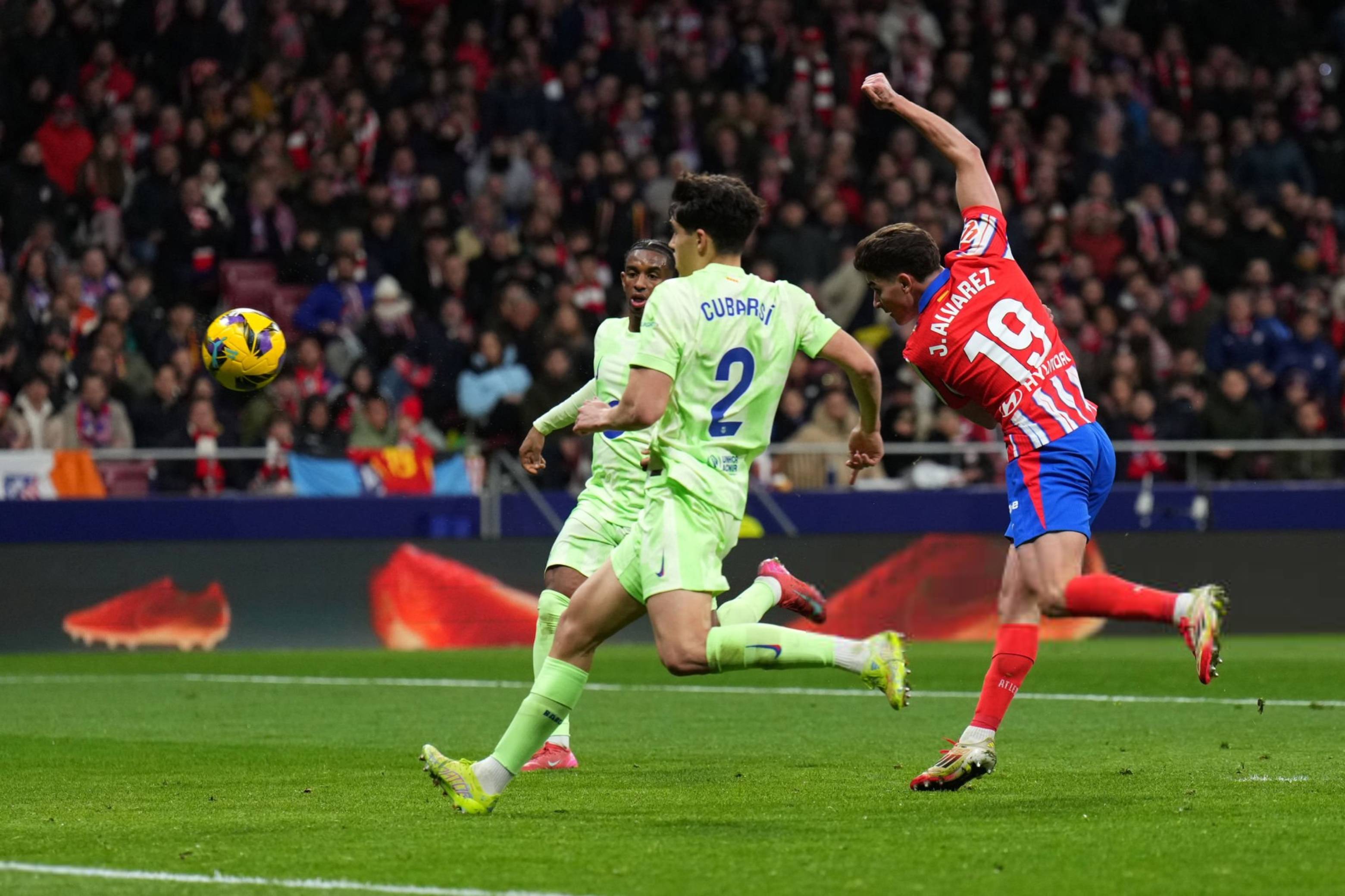 皇马绝杀英格兰,莱万一己之力扛起全队 皇马绝杀英格兰,莱万一己之力扛起全队