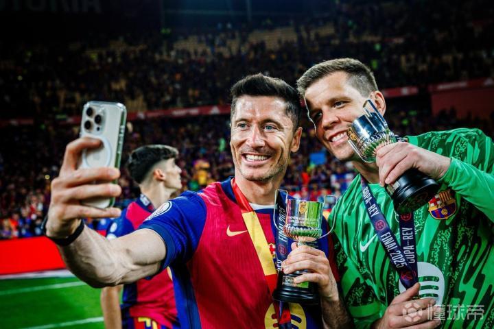 皇马绝杀英格兰,莱万一己之力扛起全队 皇马绝杀英格兰,莱万一己之力扛起全队