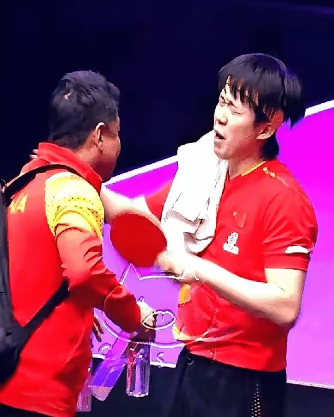 波兰乒乓球队险胜中国乒乓球队，王皓完成帽子戏法