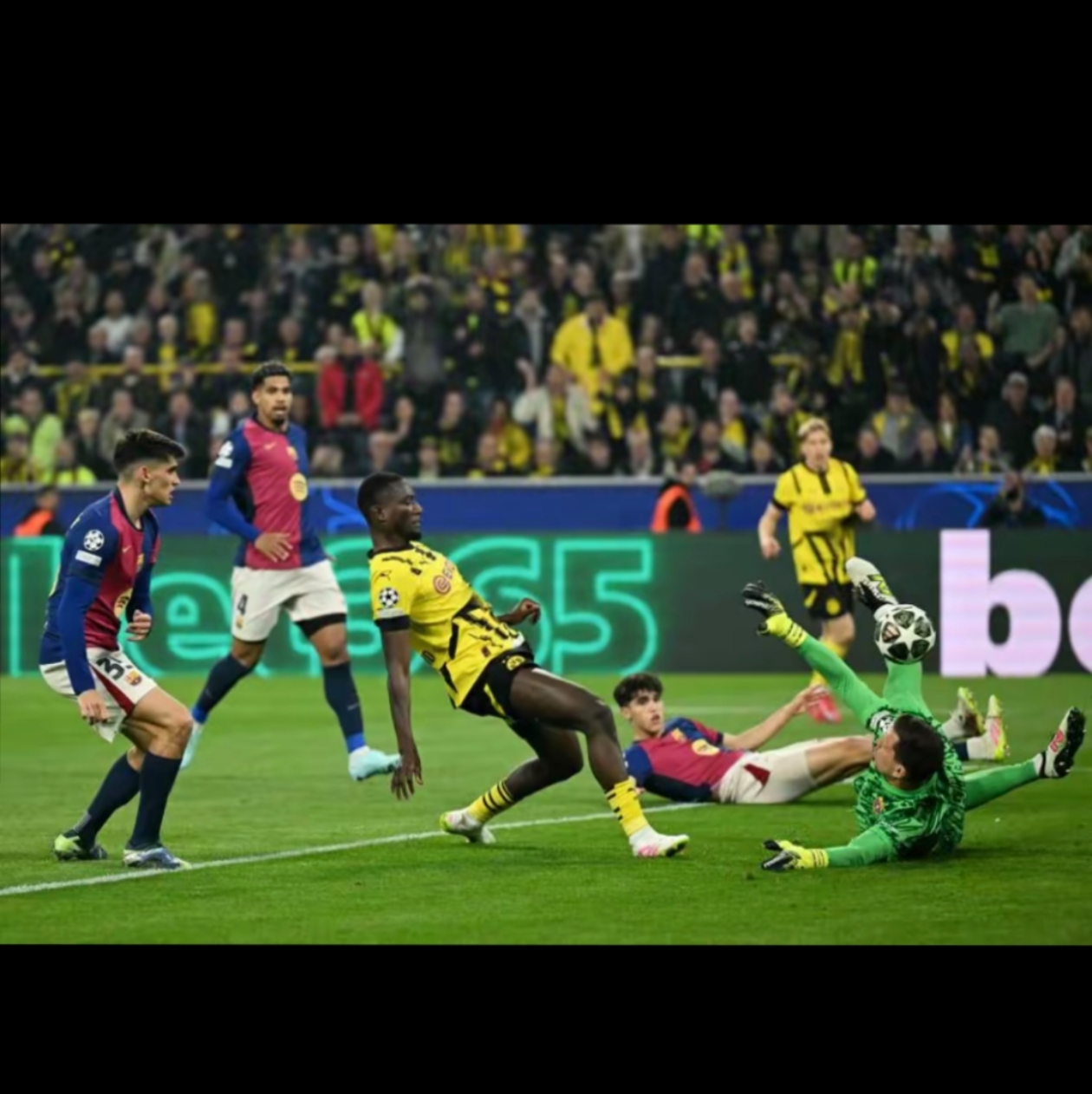 欧预赛场上风云变幻,球员们敢拼敢斗 欧预赛场上风云变幻,球员们敢拼敢斗