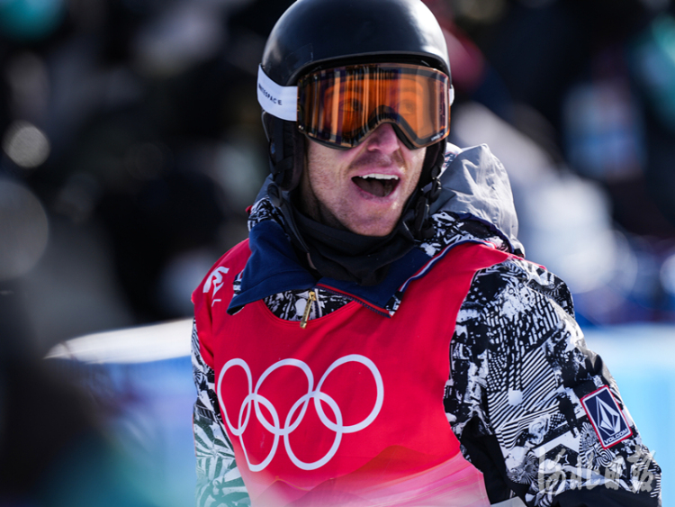 俄罗斯名将夺冠赢得掌声，庆祝胜利瞬间