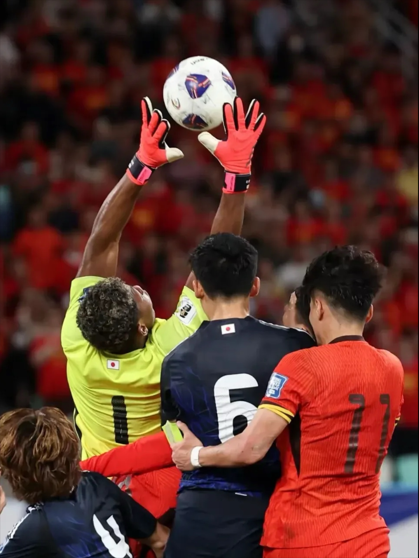 国足再闯硬关，为荣誉拼搏到底