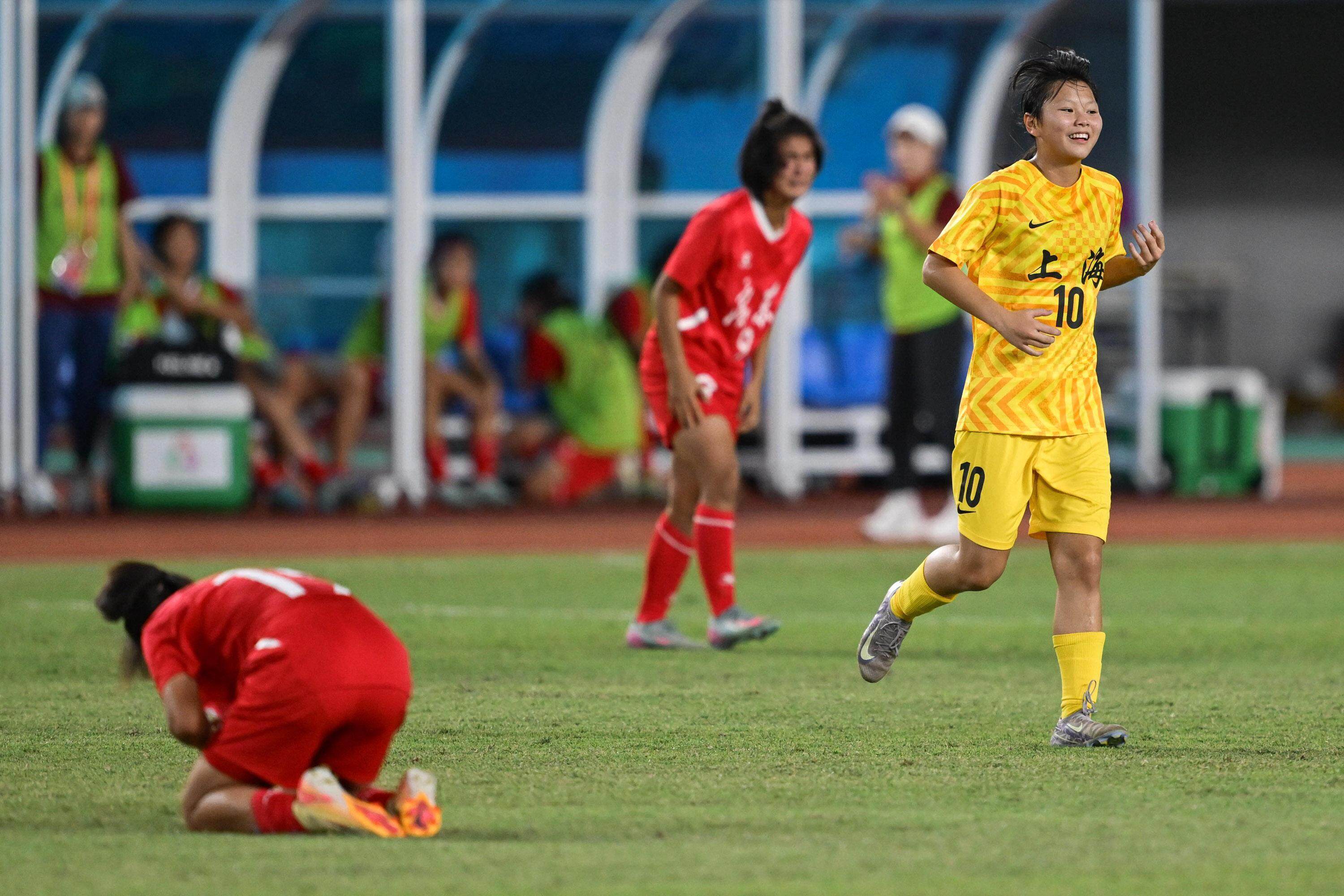 女足比赛现场观众热情高涨，掌声如潮