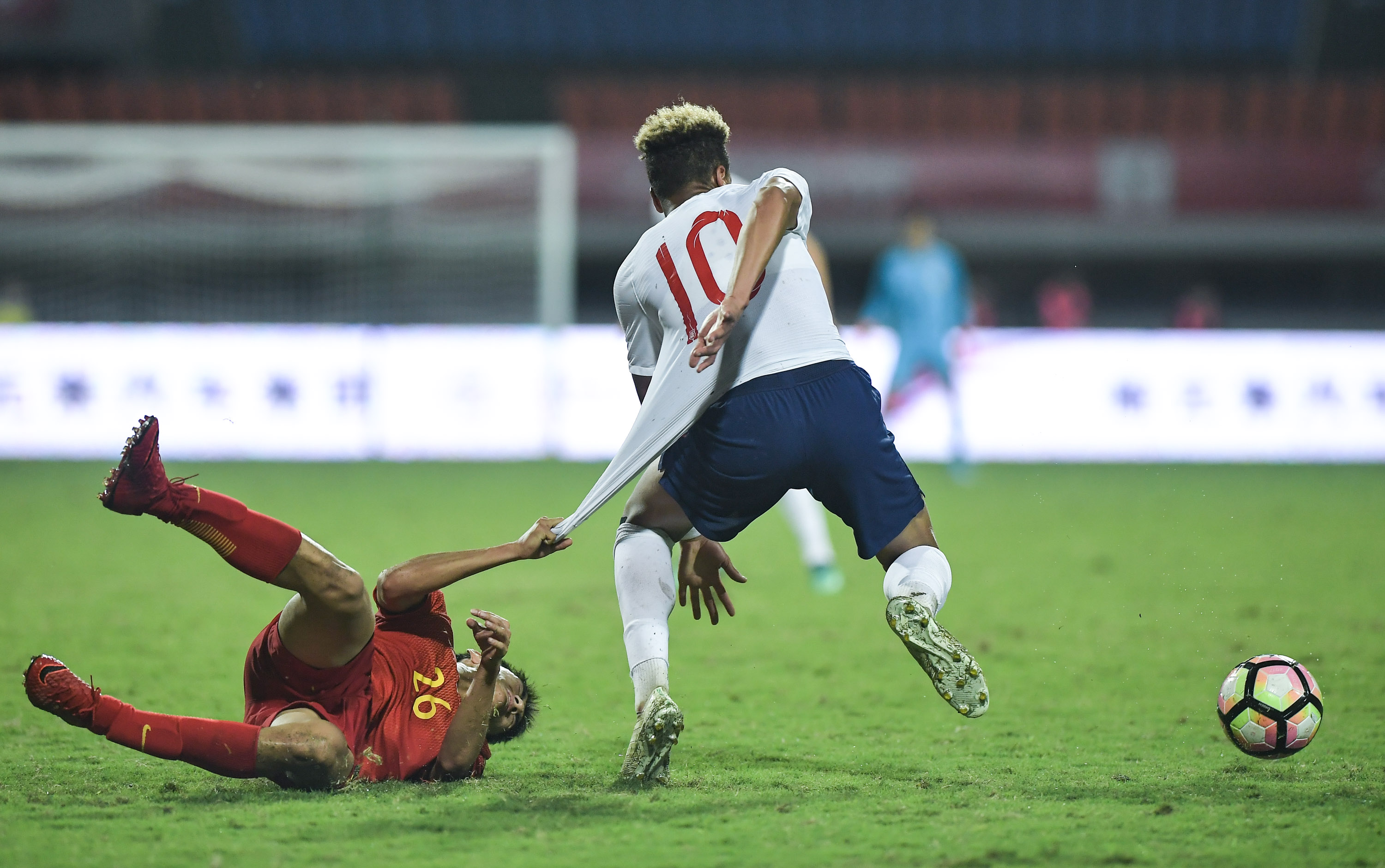 青年球员在比赛中展现出惊艳表现